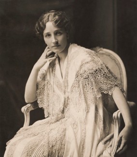 Ethel_(nee_Field)_Beatty,_portrait_1915